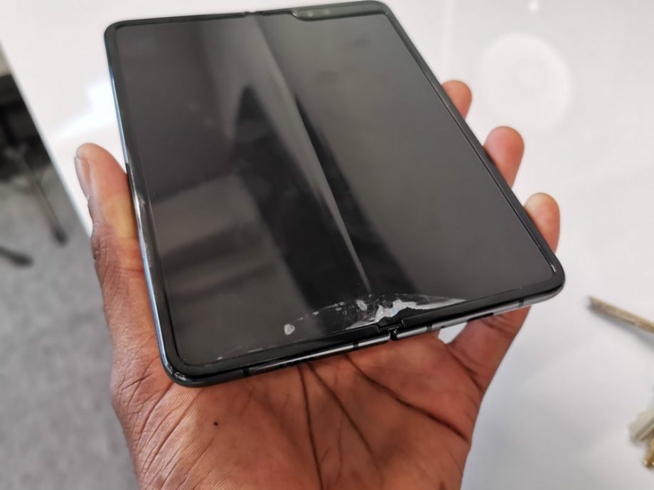 The Bump in the Screen - Problems with the Folding Phone 3 MKHB's Galaxy fold issues