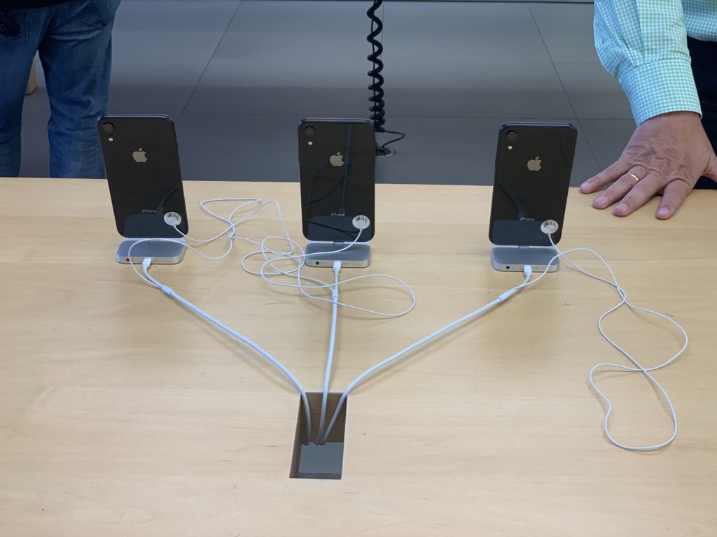 Hands on with the iPhone XR 10 black display