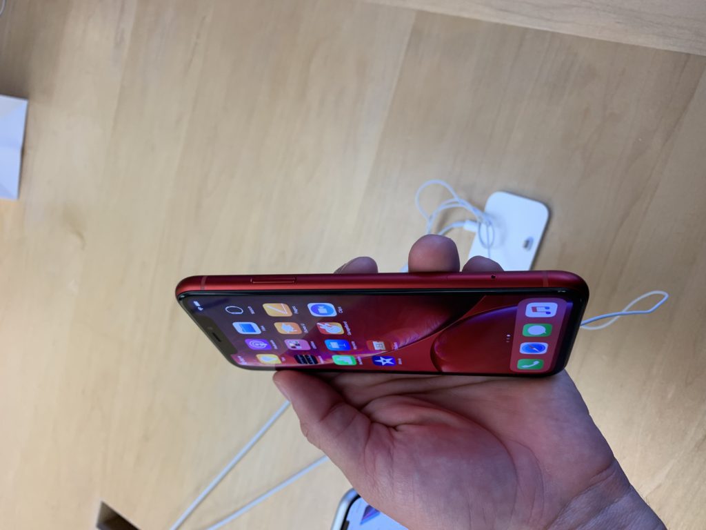 Hands on with the iPhone XR 8 red side