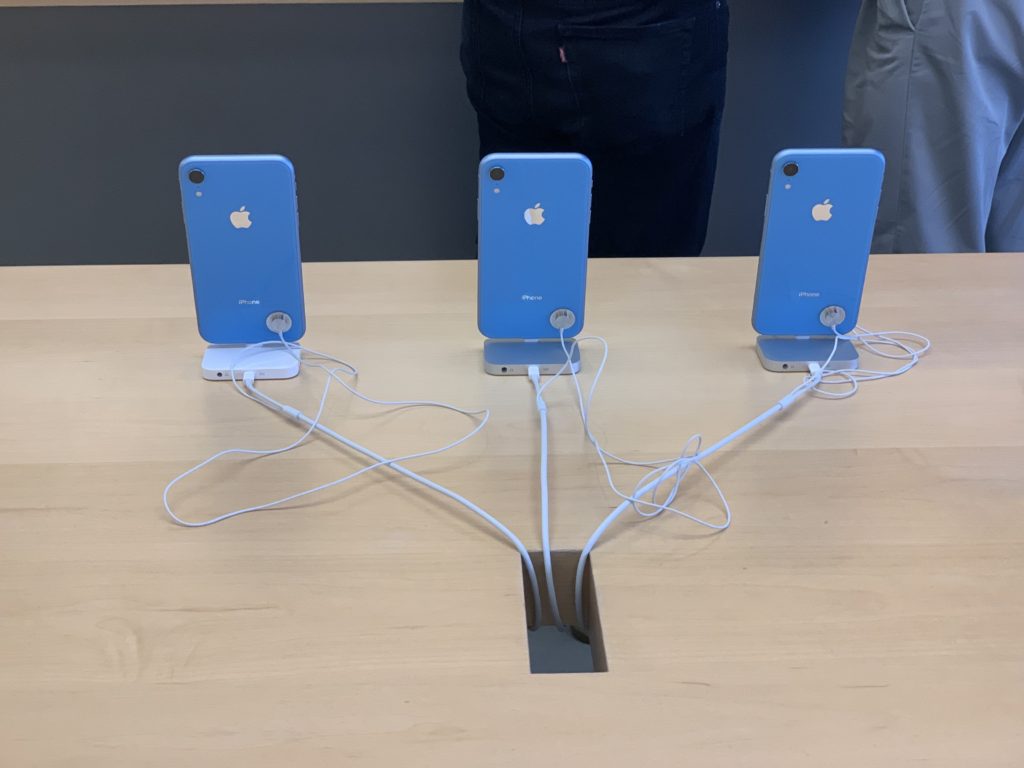 Hands on with the iPhone XR 5 blue display
