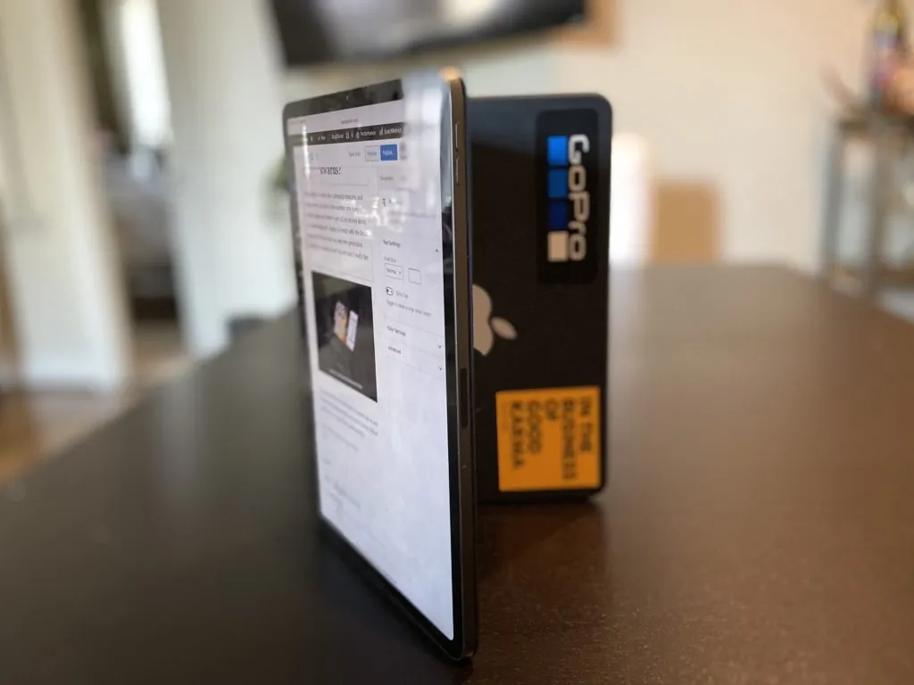 Smart Keyboard Folio closed