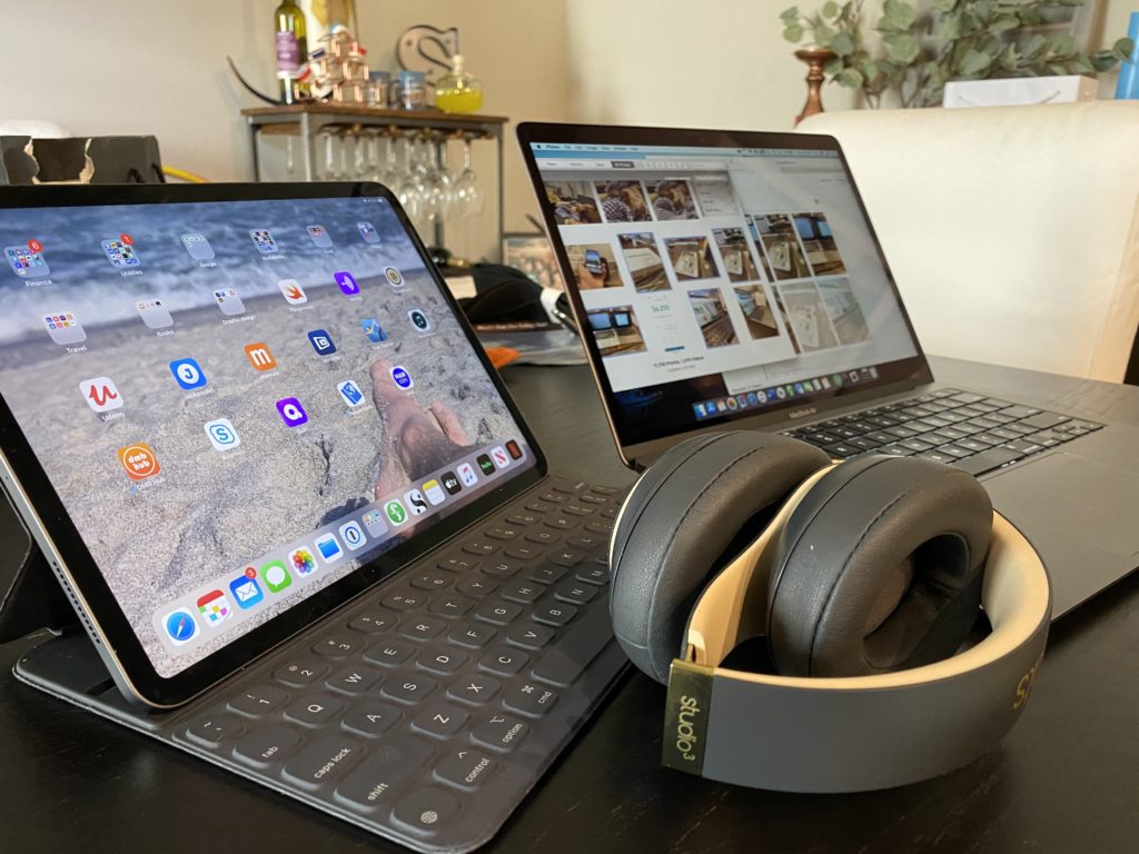 MacBook Air 2020 Impressions 7 iPad Pro next to a MacBook Air