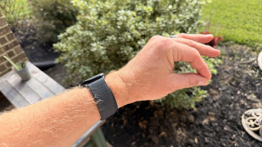 a hand using the double tap Apple Watch gestures
