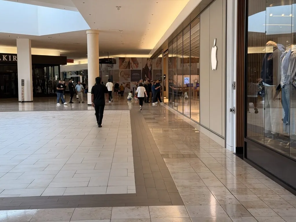 First iPhone Duo Impressions: Pick Up and Setup 2 people forming a line at the Apple Store for the iPhone Duo